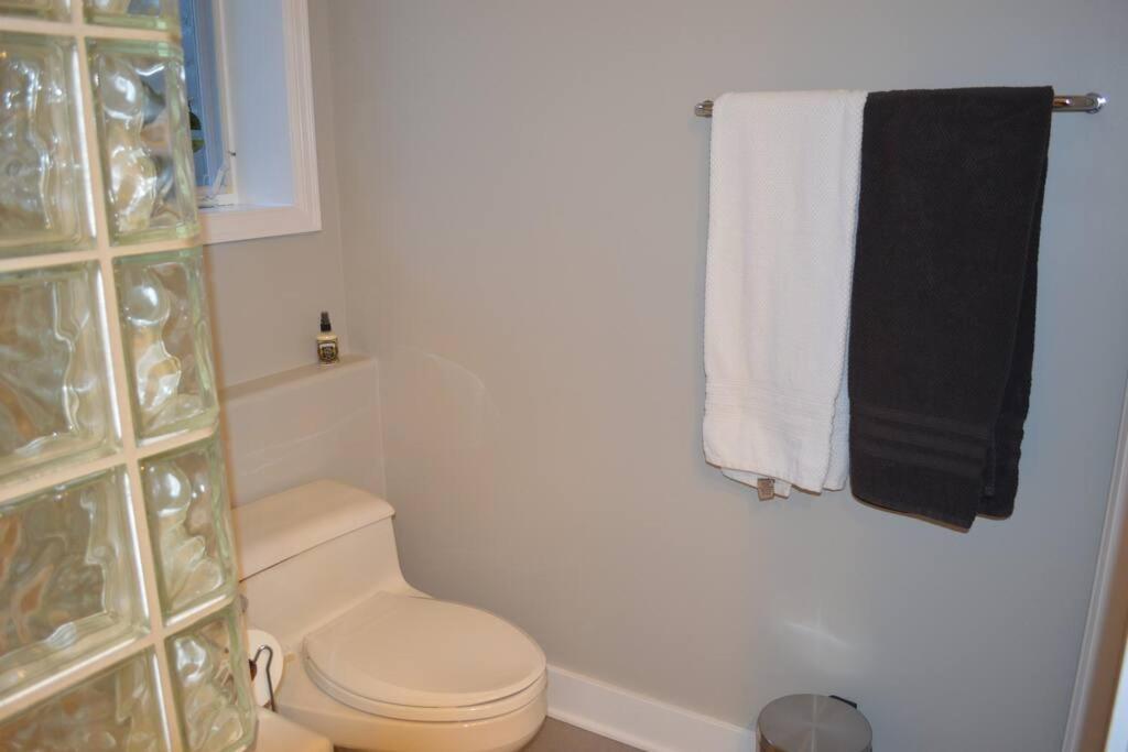 1-Bedroom Seaview Guesthouse On Seattle Luxury Estate With Views Of Olympic Mountains Esterno foto